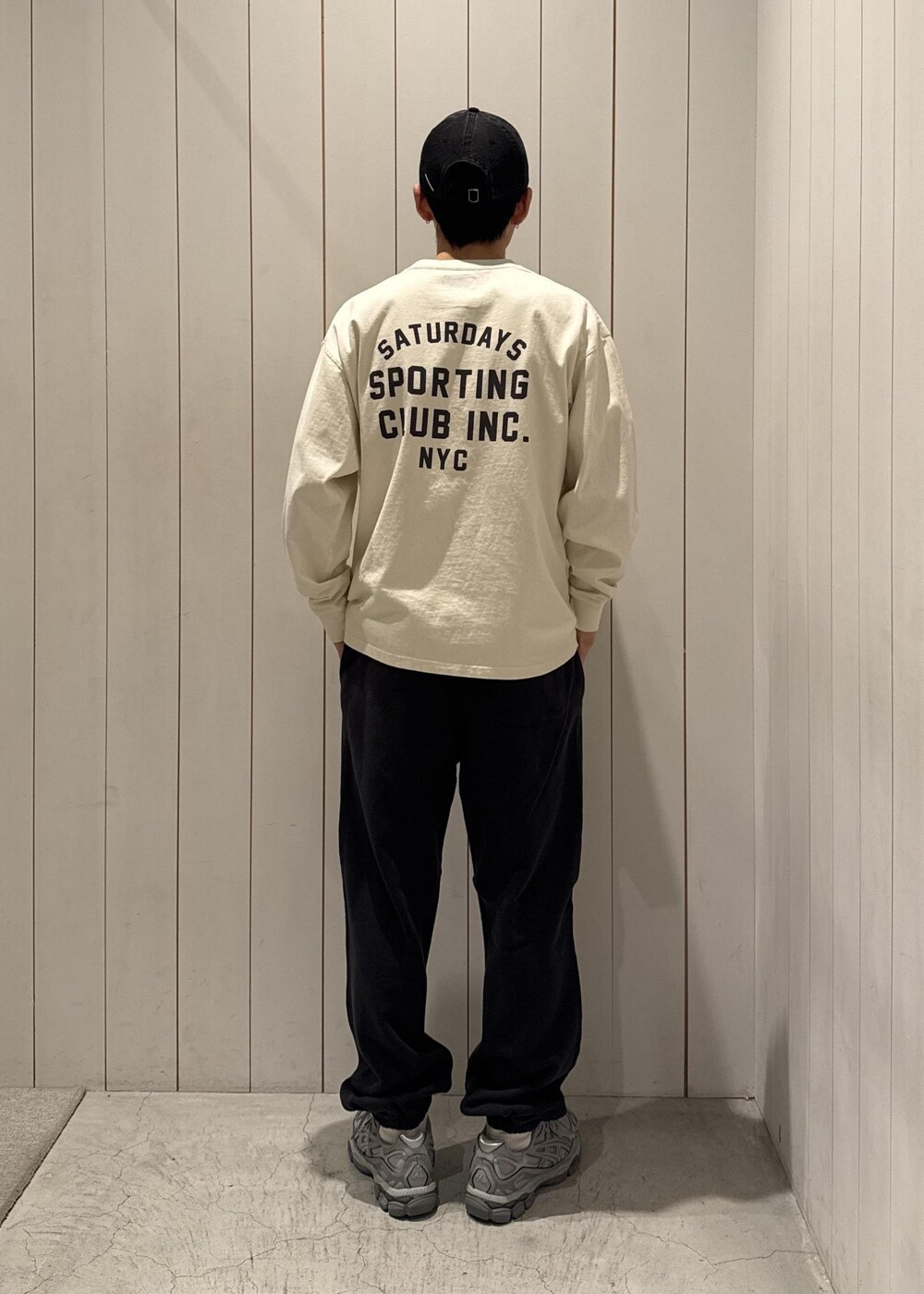 ホワイト系のTシャツ/カットソー、ブラック系のその他パンツを着用したメンズの春コーディネートの3枚目の写真
