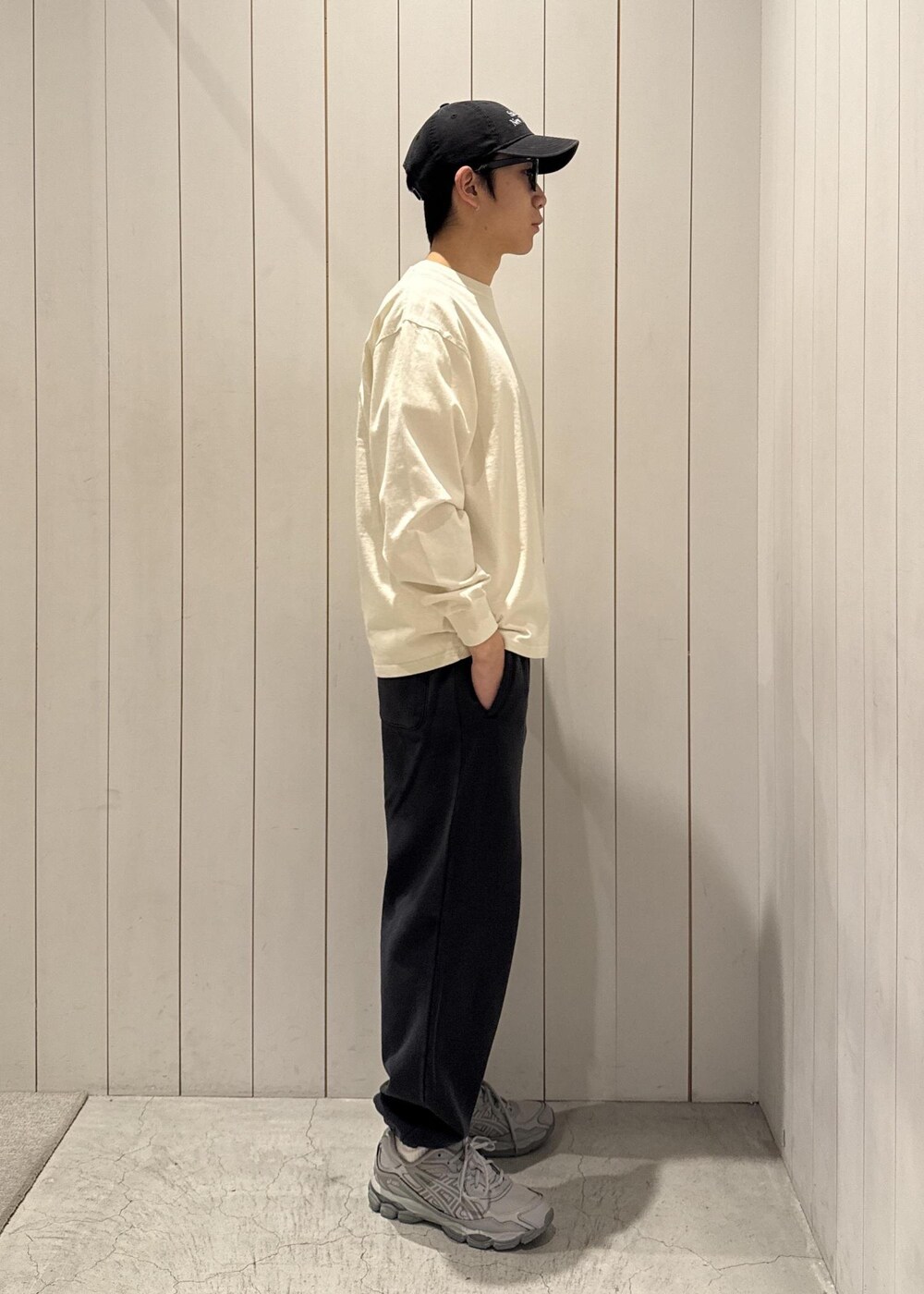 ホワイト系のTシャツ/カットソー、ブラック系のその他パンツを着用したメンズの春コーディネートの4枚目の写真