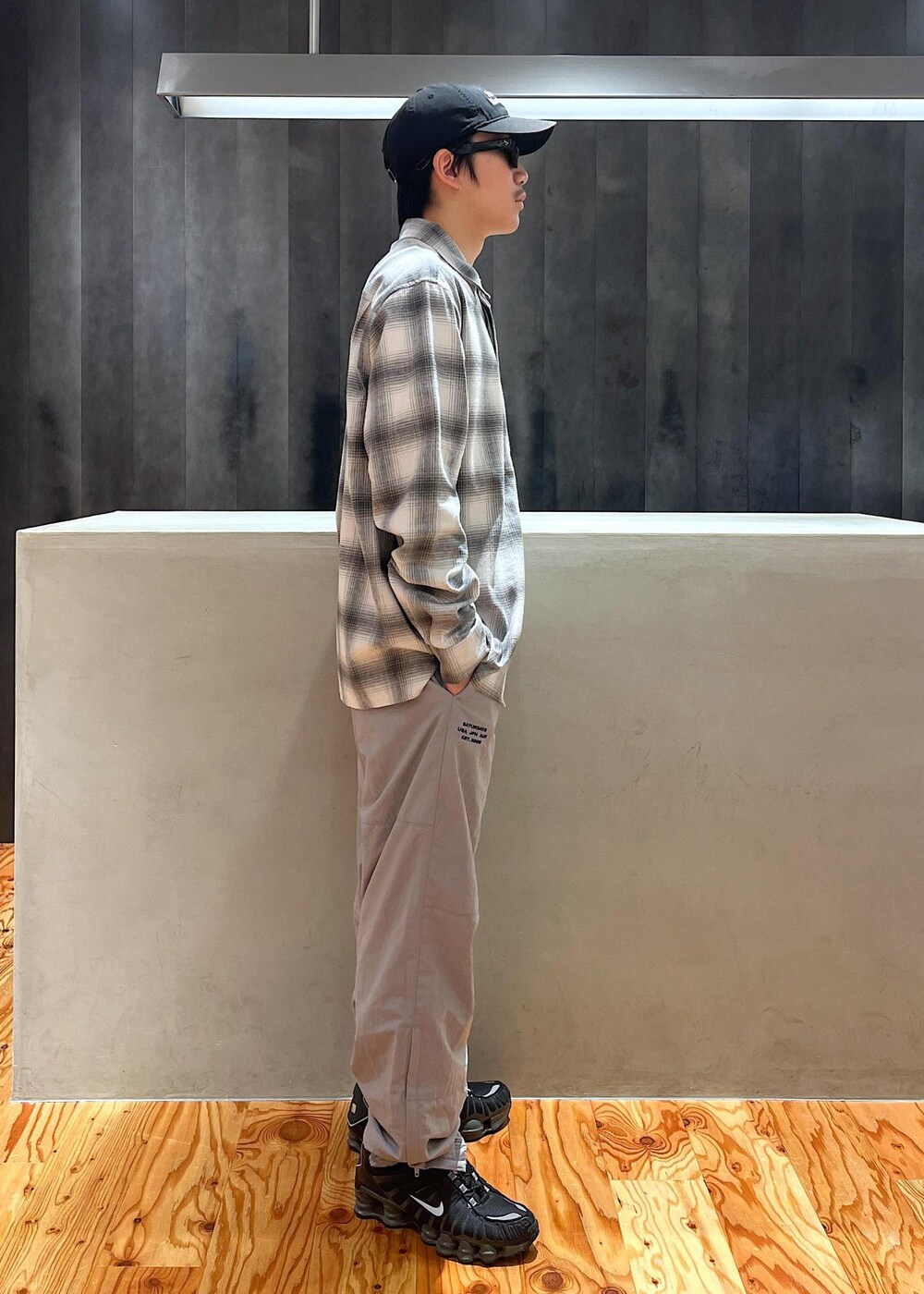 グレー系のその他パンツ、ホワイト系のTシャツ/カットソー、ブルー系のソックス/靴下を着用したメンズの秋コーディネートの2枚目の写真