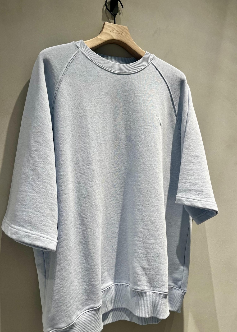 ブルー系のTシャツ/カットソー、ホワイト系のTシャツ/カットソー、ブラック系のその他パンツを着用したメンズの夏コーディネートの2枚目の写真