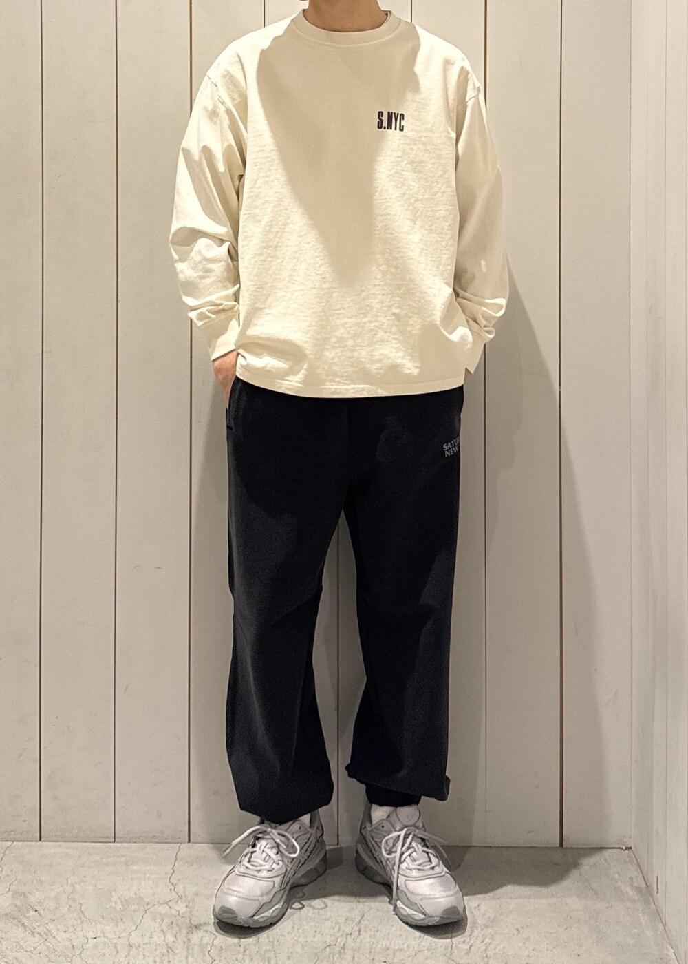 ホワイト系のTシャツ/カットソー、ブラック系のその他パンツを着用したメンズの春コーディネートの5枚目の写真