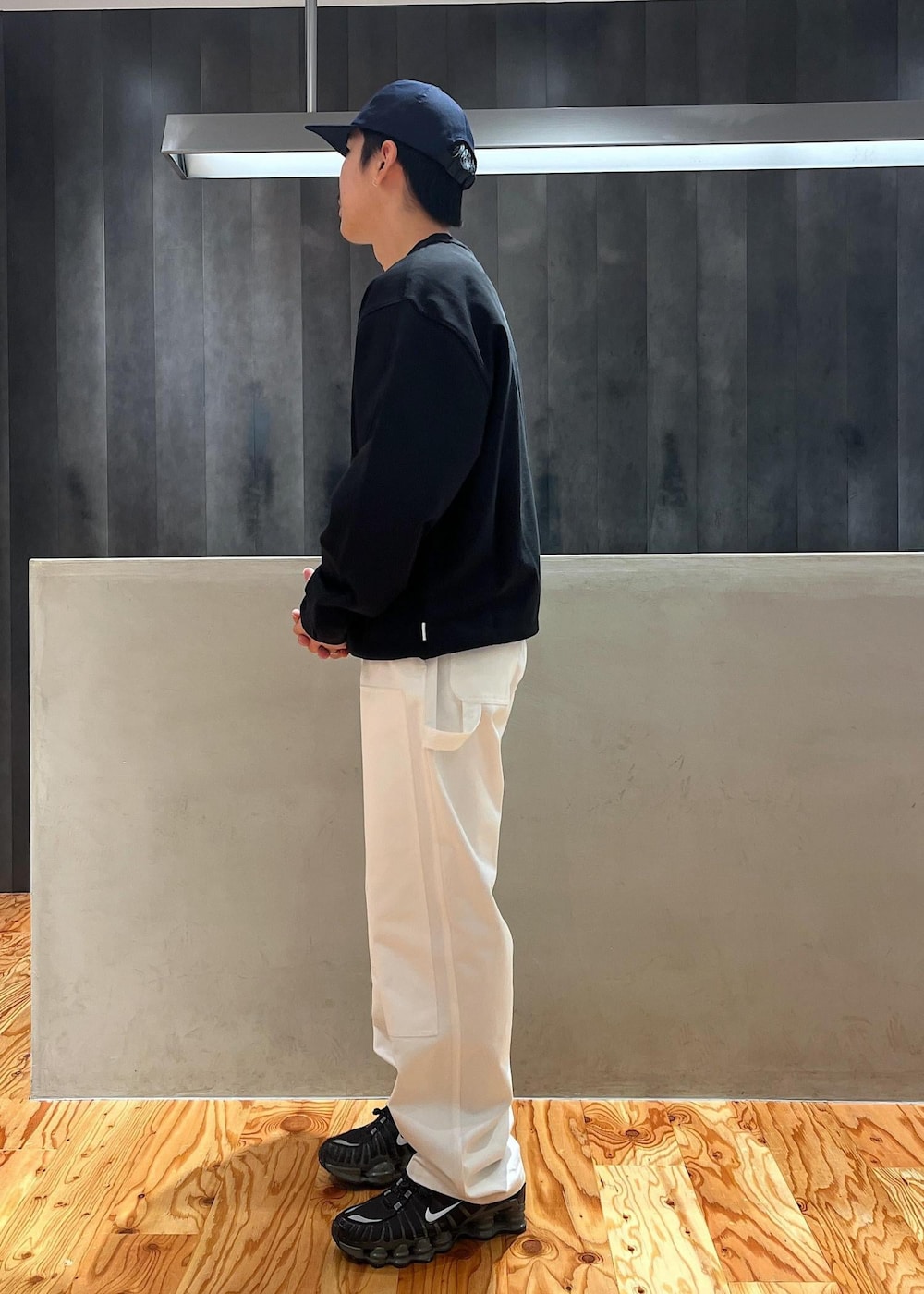 「SaturdaysNYC、新作アイテム、スウェット、ブラック、カーペンターパンツ、ホワイト、ネイビー、キャップ、NIKE、初秋コーデ、秋コーデ、初冬コーデ、お仕事コーデ、デートコーデ、お出かけコーデ」|「Saturdays NYCのLogo Sock(ソックス/靴下、ブラック系)」を使った、さとりさん(メンズ・170cm)の夏コーディネートの2枚目の写真
