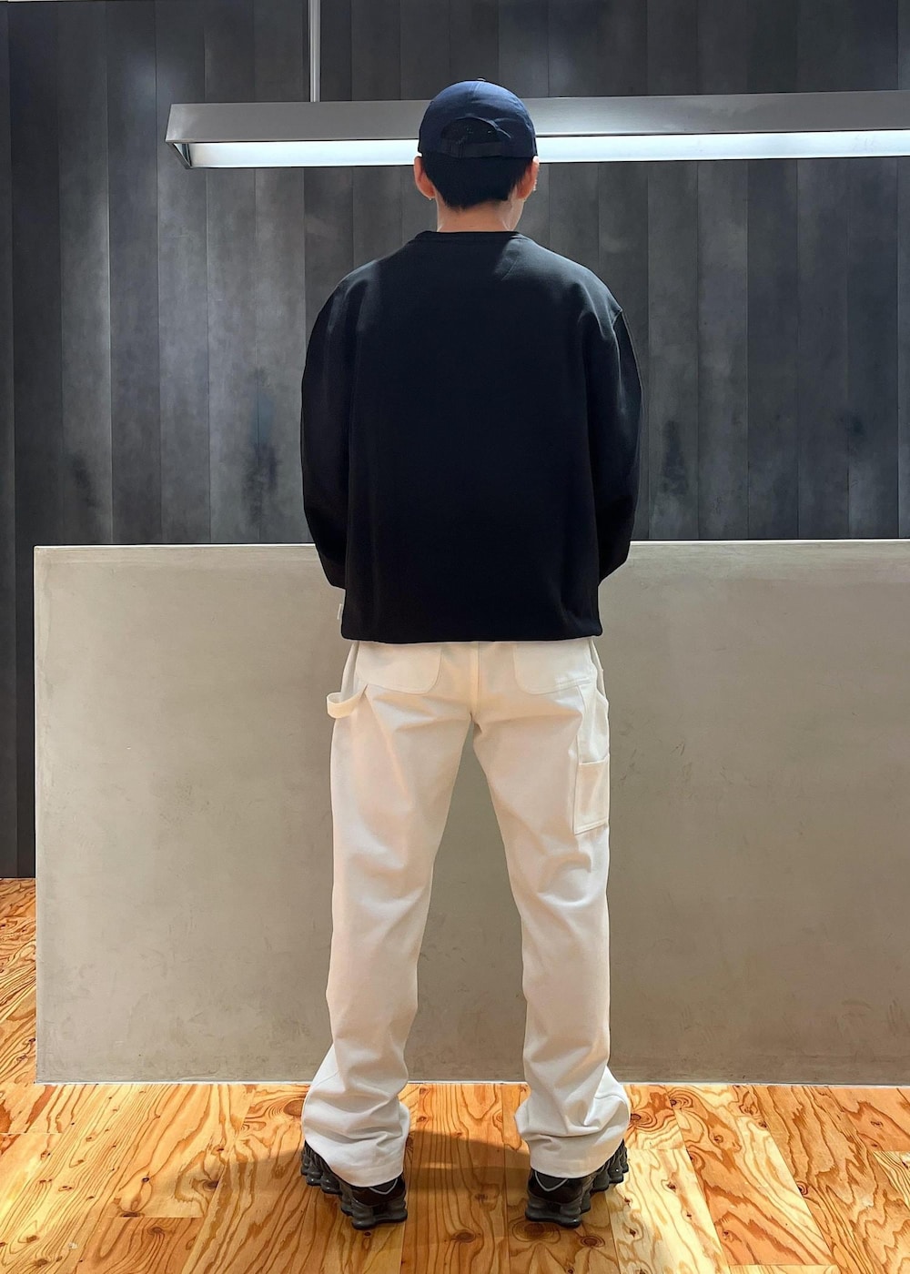「SaturdaysNYC、新作アイテム、スウェット、ブラック、カーペンターパンツ、ホワイト、ネイビー、キャップ、NIKE、初秋コーデ、秋コーデ、初冬コーデ、お仕事コーデ、デートコーデ、お出かけコーデ」|「Saturdays NYCのLogo Sock(ソックス/靴下、ブラック系)」を使った、さとりさん(メンズ・170cm)の夏コーディネートの3枚目の写真