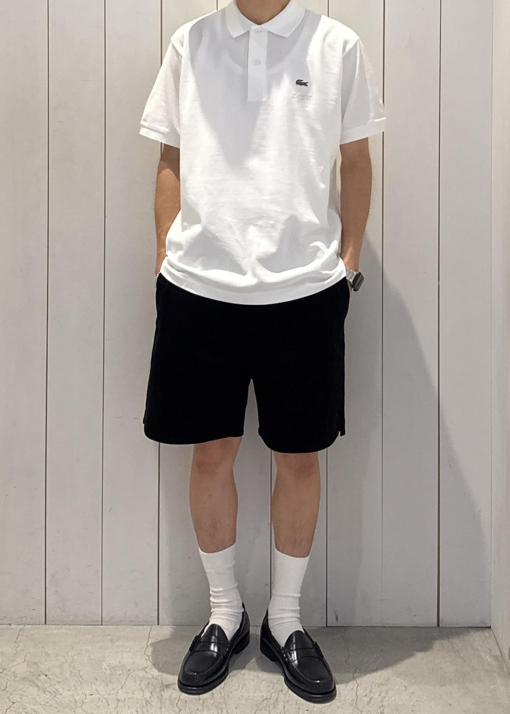 ブラック系のその他パンツ、ホワイト系のポロシャツを着用したメンズの夏コーディネートの5枚目の写真