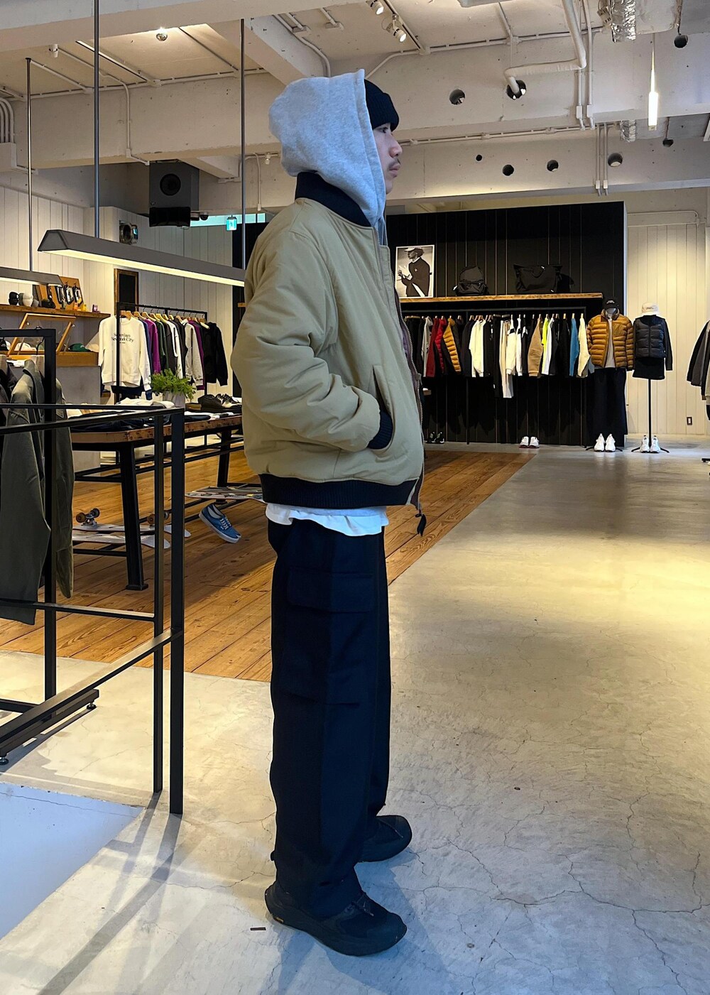 「初春コーデ、初冬コーデ、冬コーデ、デートコーデ、お出かけコーデ、旅行コーデ、アウトドアコーデ、お正月・初詣コーデ、ストリート、大人カジュアル、レイヤード、カジュアルコーデ、シンプルコーデ、ベーシック、Saturdays NYC」|「Saturdays NYCのDitch International Hoodie(スウェット、グレー系)」を使った、さとりさん(メンズ・170cm)の冬コーディネートの3枚目の写真