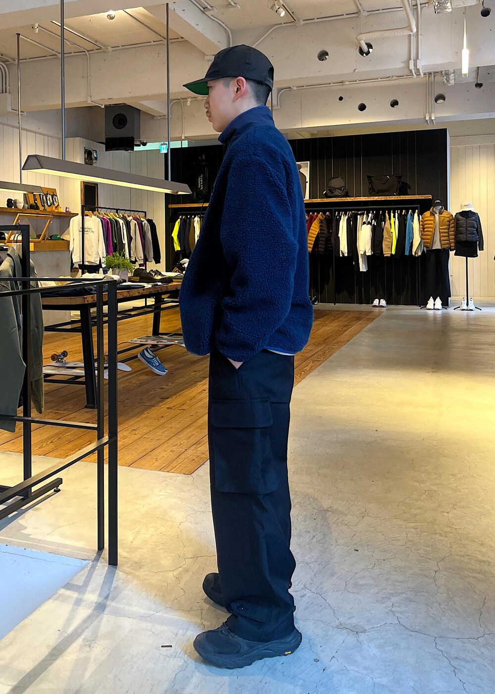 「初冬コーデ、冬コーデ、デートコーデ、お出かけコーデ、旅行コーデ、アウトドアコーデ、お正月・初詣コーデ、ストリート、大人カジュアル、レイヤード、カジュアルコーデ、シンプルコーデ、ベーシック、Saturdays NYC、ノーマル」｜「Saturdays NYCのGENUINE LEATHER BELT（ベルト、ブラック系）」を使った、さとりさん（メンズ・170cm）の冬コーディネートの2枚目の写真