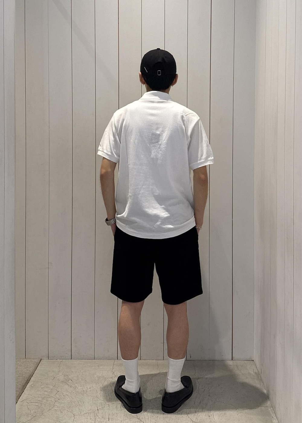 ブラック系のその他パンツ、ホワイト系のポロシャツを着用したメンズの夏コーディネートの3枚目の写真