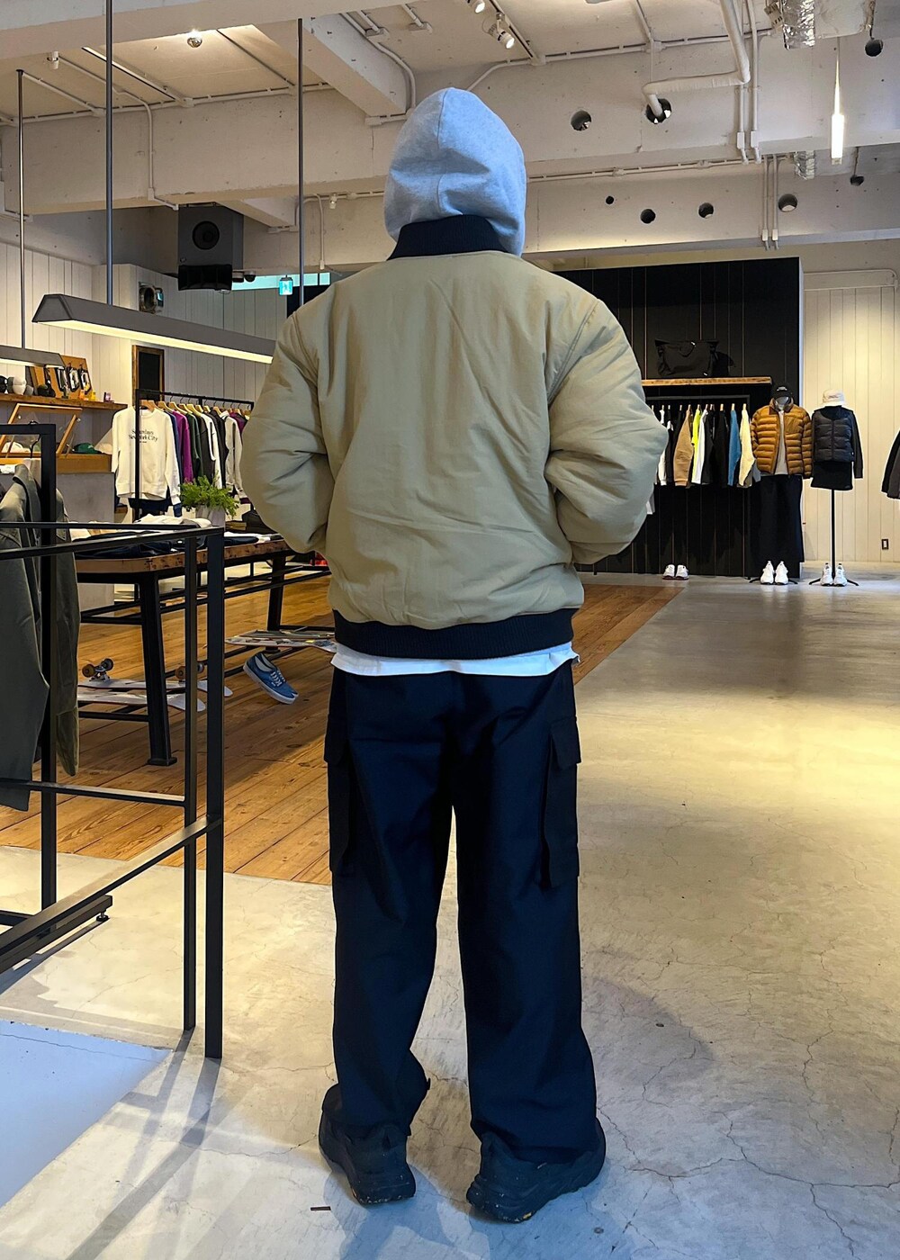 「初春コーデ、初冬コーデ、冬コーデ、デートコーデ、お出かけコーデ、旅行コーデ、アウトドアコーデ、お正月・初詣コーデ、ストリート、大人カジュアル、レイヤード、カジュアルコーデ、シンプルコーデ、ベーシック、Saturdays NYC」|「Saturdays NYCのDitch International Hoodie(スウェット、グレー系)」を使った、さとりさん(メンズ・170cm)の冬コーディネートの4枚目の写真