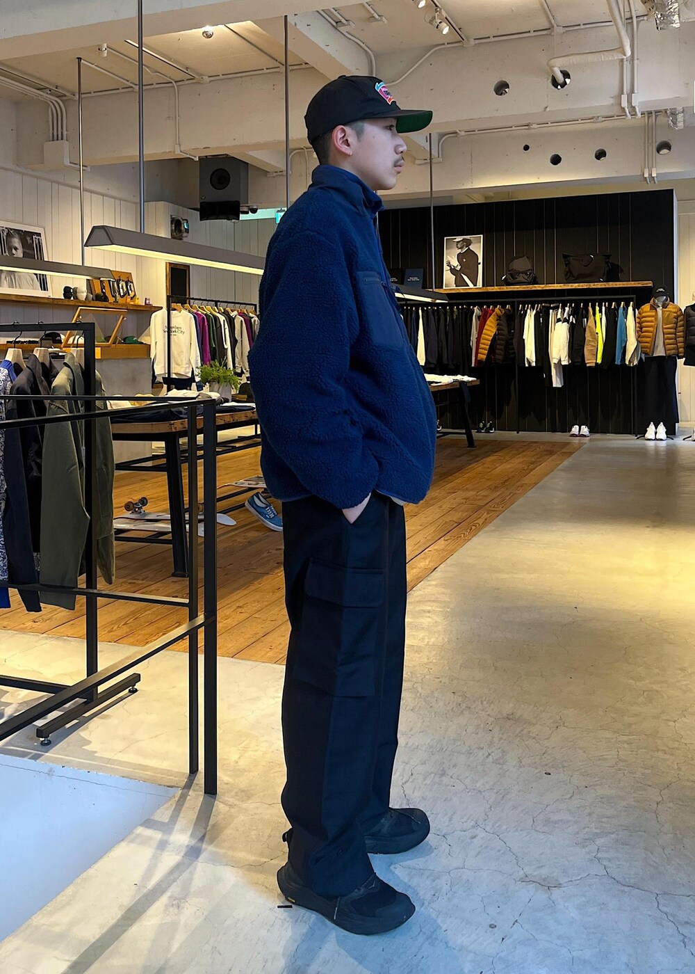 「初冬コーデ、冬コーデ、デートコーデ、お出かけコーデ、旅行コーデ、アウトドアコーデ、お正月・初詣コーデ、ストリート、大人カジュアル、レイヤード、カジュアルコーデ、シンプルコーデ、ベーシック、Saturdays NYC、ノーマル」｜「Saturdays NYCのGENUINE LEATHER BELT（ベルト、ブラック系）」を使った、さとりさん（メンズ・170cm）の冬コーディネートの3枚目の写真