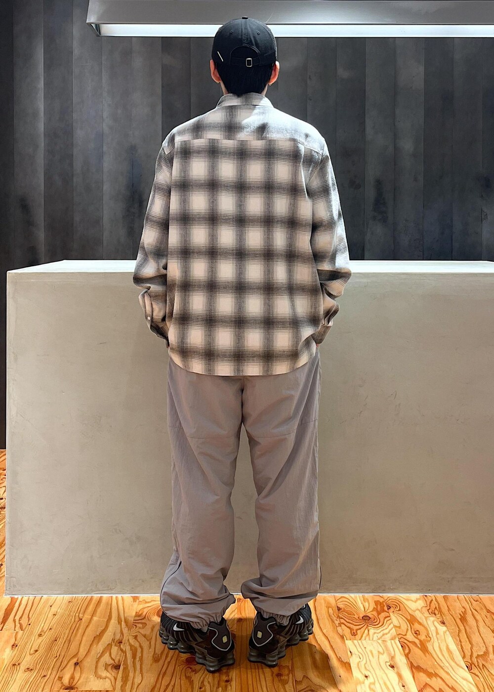 グレー系のその他パンツ、ホワイト系のTシャツ/カットソー、ブルー系のソックス/靴下を着用したメンズの秋コーディネートの3枚目の写真