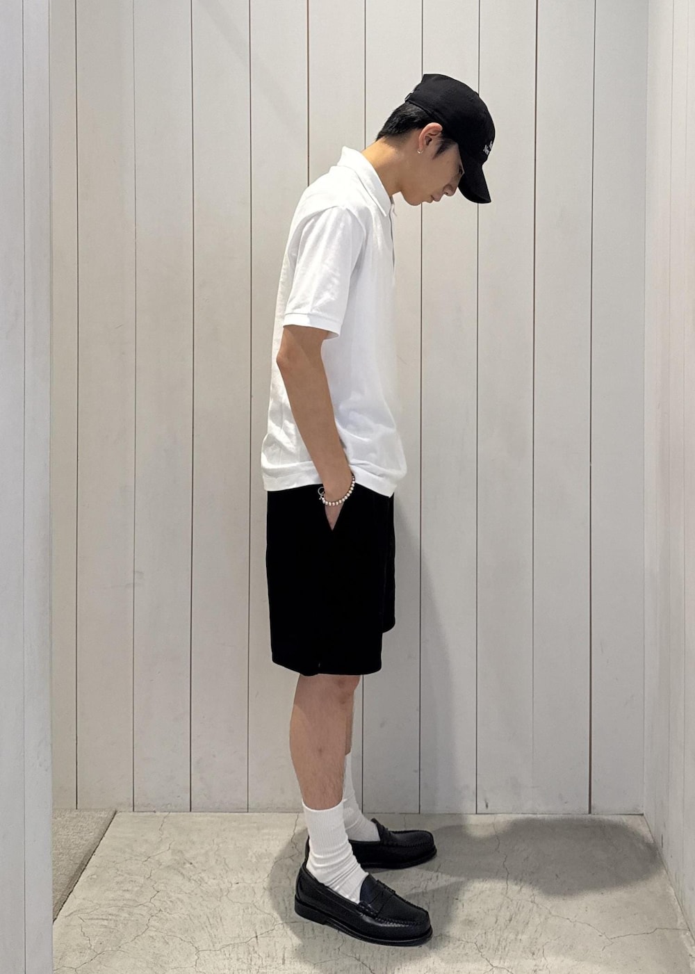 ブラック系のその他パンツ、ホワイト系のポロシャツを着用したメンズの夏コーディネートの4枚目の写真
