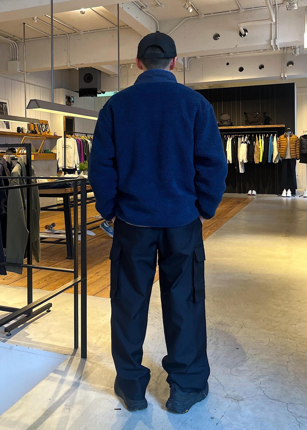 「初冬コーデ、冬コーデ、デートコーデ、お出かけコーデ、旅行コーデ、アウトドアコーデ、お正月・初詣コーデ、ストリート、大人カジュアル、レイヤード、カジュアルコーデ、シンプルコーデ、ベーシック、Saturdays NYC、ノーマル」｜「Saturdays NYCのGENUINE LEATHER BELT（ベルト、ブラック系）」を使った、さとりさん（メンズ・170cm）の冬コーディネートの4枚目の写真