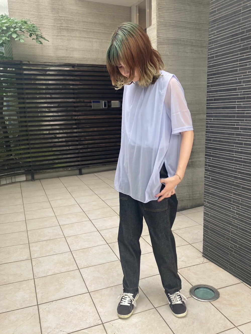 ブルー系のシャツ/ブラウス、ブラック系のデニムパンツを着用したレディースの夏コーディネートの2枚目の写真