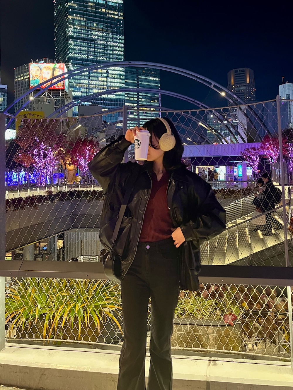 ブラック系のブルゾン、ブラック系のデニムパンツ、ブラック系のショルダーバッグを着用したレディースの冬コーディネートの3枚目の写真