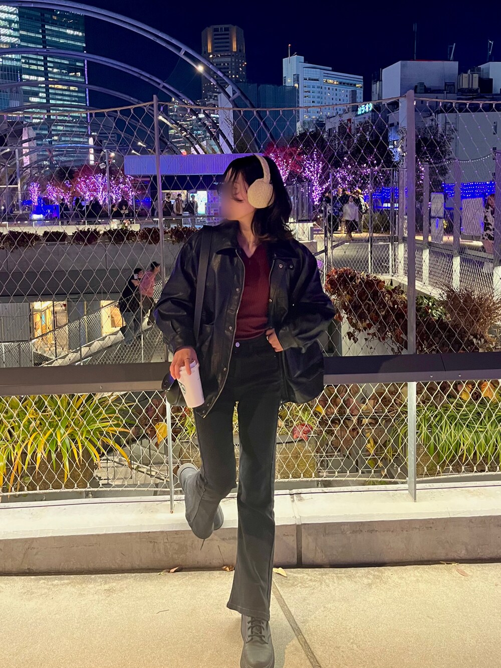 ブラック系のブルゾン、ブラック系のデニムパンツ、ブラック系のショルダーバッグを着用したレディースの冬コーディネートの2枚目の写真