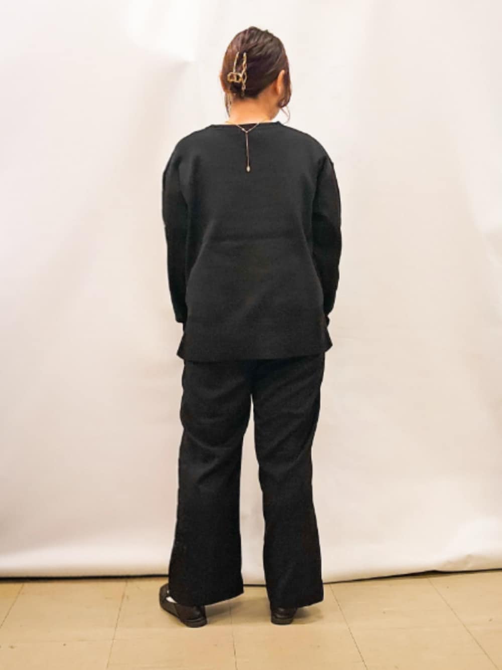 グレー系のカーディガン/ボレロ、ブラック系のニット/セーター、グレー系のショルダーバッグを着用したレディースの秋コーディネートの6枚目の写真