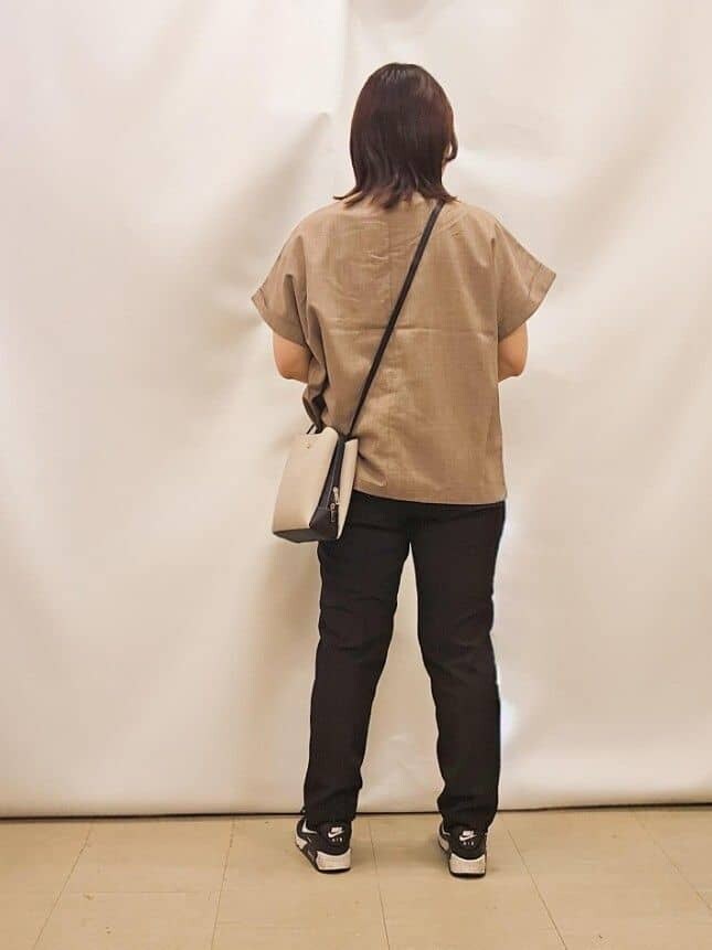 ブラウン系のテーラードジャケット、ホワイト系のTシャツ/カットソー、ブラック系のその他パンツを着用したレディースの秋コーディネートの3枚目の写真