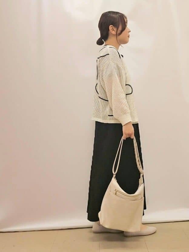 ホワイト系のカーディガン/ボレロ、ブラック系のワンピース、グレー系のその他シューズを着用したレディースの春コーディネートの2枚目の写真