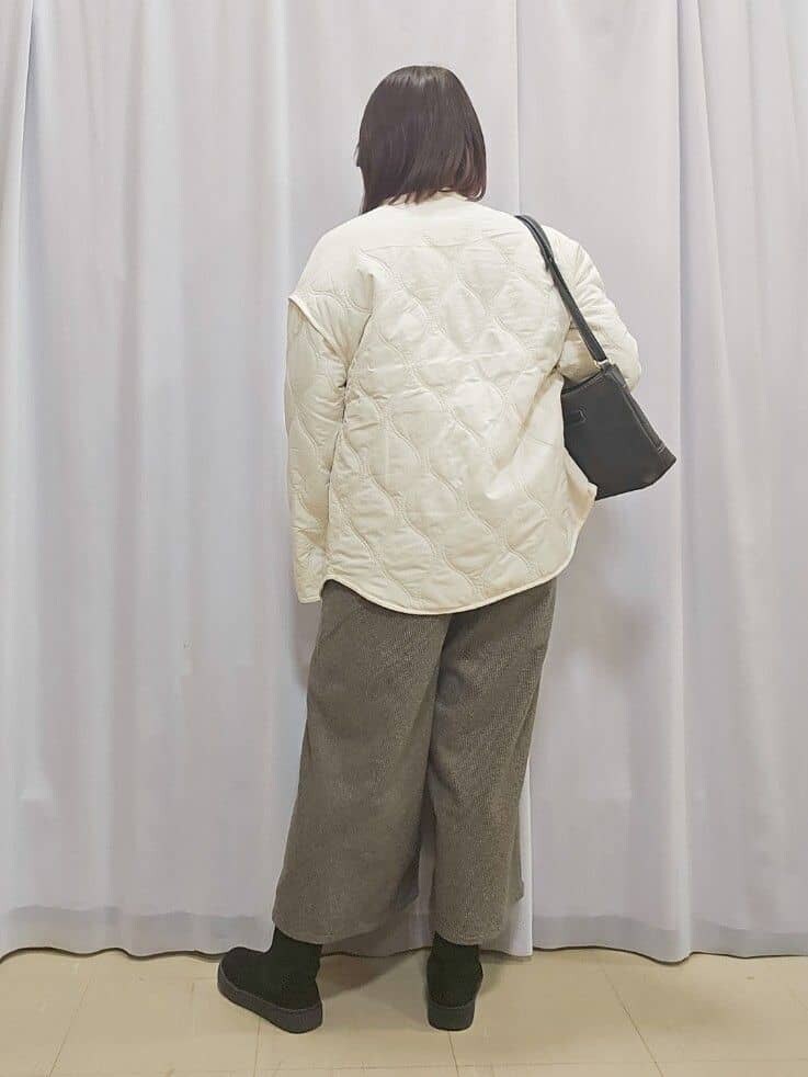 ホワイト系のブルゾン、グレー系のTシャツ/カットソー、ブラウン系のその他パンツを着用したレディースの冬コーディネートの3枚目の写真
