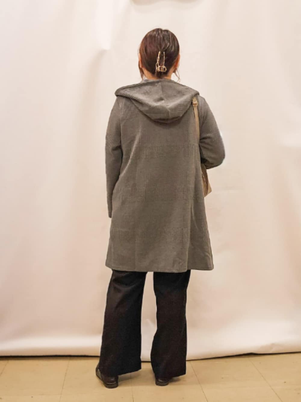 グレー系のカーディガン/ボレロ、ブラック系のニット/セーター、グレー系のショルダーバッグを着用したレディースの秋コーディネートの3枚目の写真