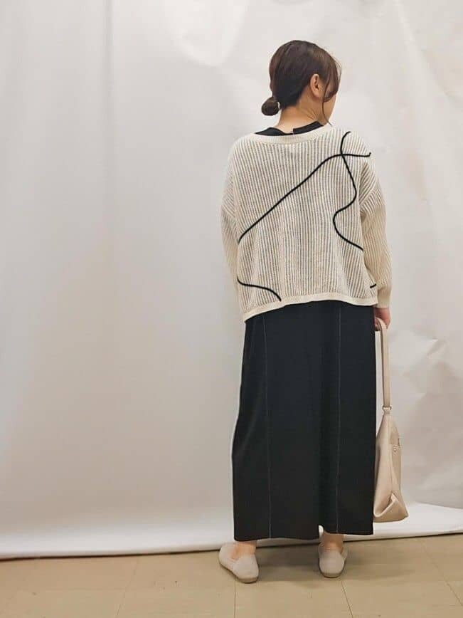 ホワイト系のカーディガン/ボレロ、ブラック系のワンピース、グレー系のその他シューズを着用したレディースの春コーディネートの3枚目の写真