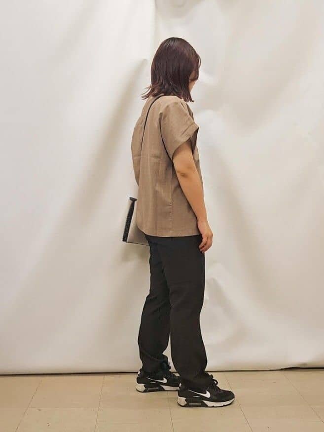ブラウン系のテーラードジャケット、ホワイト系のTシャツ/カットソー、ブラック系のその他パンツを着用したレディースの秋コーディネートの2枚目の写真