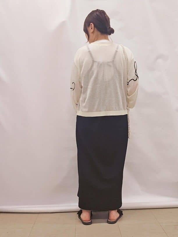 ホワイト系のカーディガン/ボレロ、ブラック系のワンピース、ホワイト系のショルダーバッグを着用したレディースの夏コーディネートの3枚目の写真