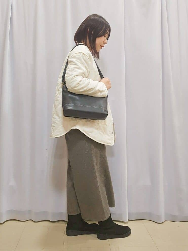 ホワイト系のブルゾン、グレー系のTシャツ/カットソー、ブラウン系のその他パンツを着用したレディースの冬コーディネートの2枚目の写真