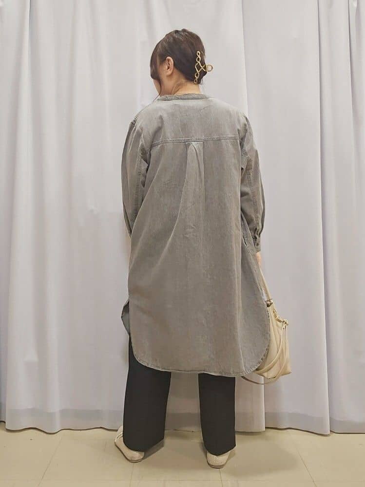 グレー系のワンピース、ホワイト系のTシャツ/カットソー、ブラック系のその他パンツを着用したレディースの春コーディネートの3枚目の写真