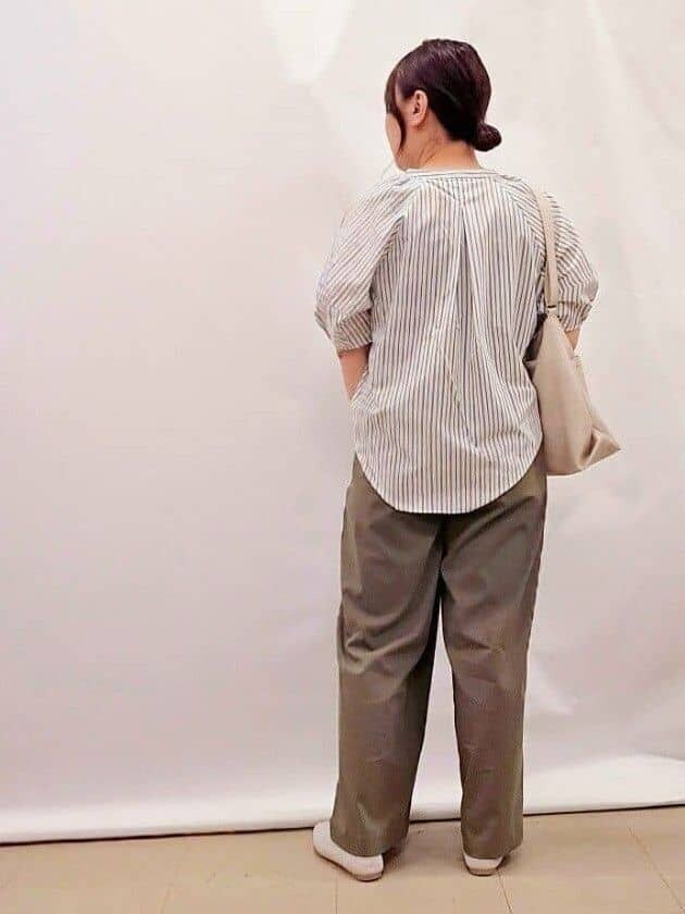 ホワイト系のシャツ/ブラウス、グリーン系のその他パンツ、グレー系のその他シューズを着用したレディースの春コーディネートの3枚目の写真