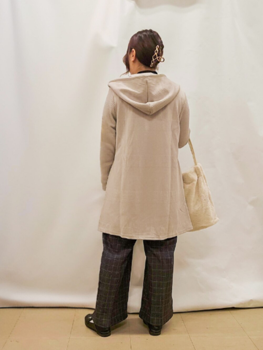 ベージュ系のカーディガン/ボレロ、ブラック系のTシャツ/カットソー、グレー系のその他パンツを着用したレディースの秋コーディネートの3枚目の写真