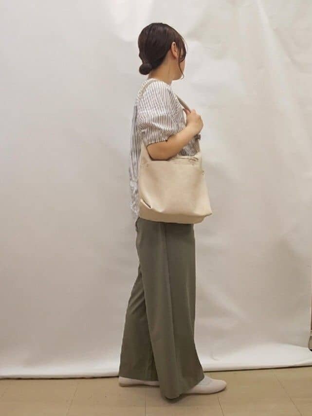 ホワイト系のシャツ/ブラウス、グリーン系のその他パンツ、グレー系のその他シューズを着用したレディースの春コーディネートの2枚目の写真