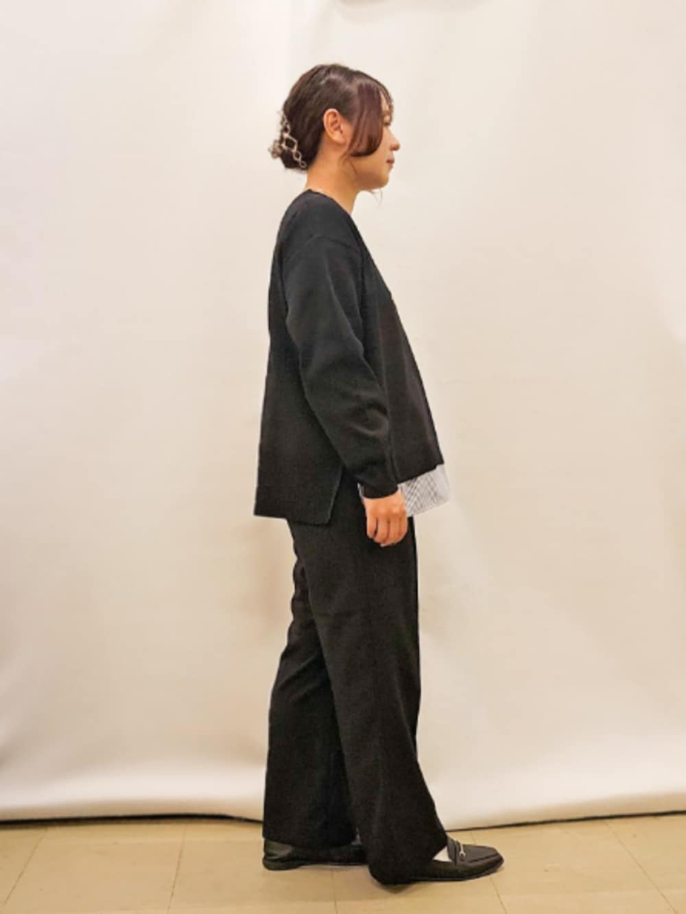 グレー系のカーディガン/ボレロ、ブラック系のニット/セーター、グレー系のショルダーバッグを着用したレディースの秋コーディネートの5枚目の写真