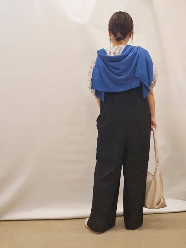 ブルー系のカーディガン/ボレロ、ホワイト系のシャツ/ブラウス、ブラック系のサロペット/オーバーオールを着用したレディースの夏コーディネートの3枚目の写真