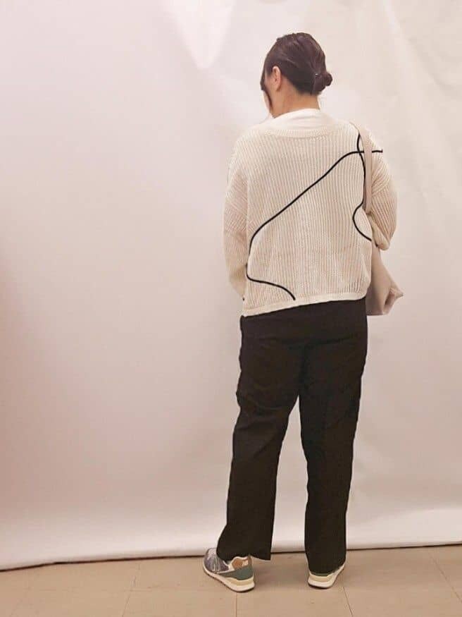 ホワイト系のカーディガン/ボレロ、ブラック系のその他パンツ、ベージュ系のショルダーバッグを着用したレディースの春コーディネートの3枚目の写真