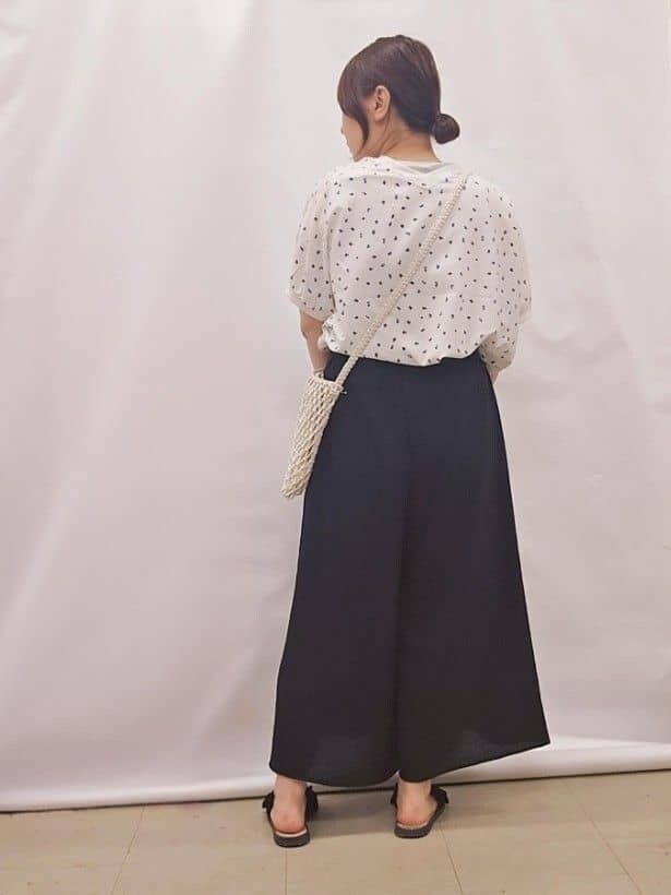 ホワイト系のシャツ/ブラウス、ブラック系のその他パンツ、ホワイト系のショルダーバッグを着用したレディースの夏コーディネートの3枚目の写真