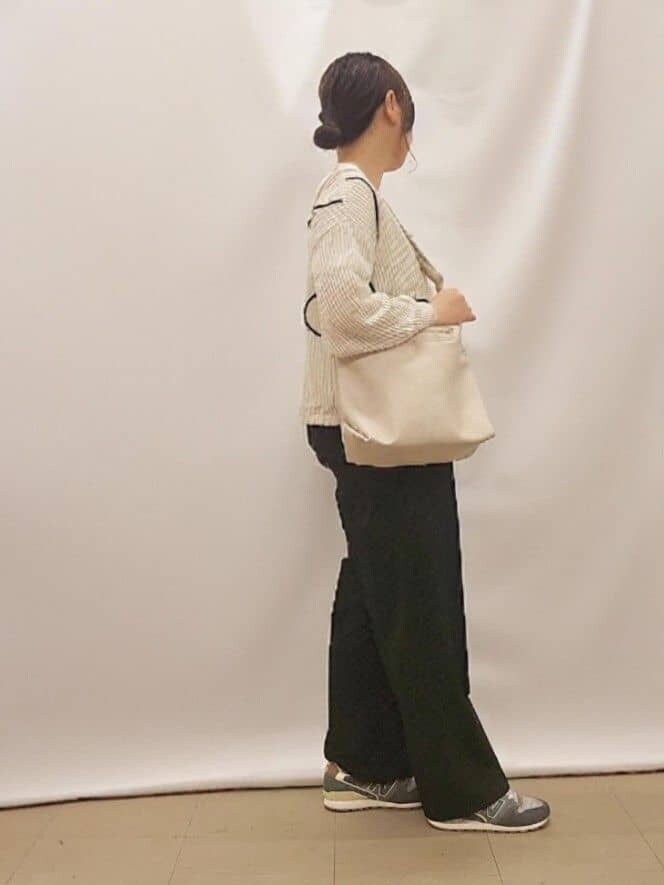 ホワイト系のカーディガン/ボレロ、ブラック系のその他パンツ、ベージュ系のショルダーバッグを着用したレディースの春コーディネートの2枚目の写真