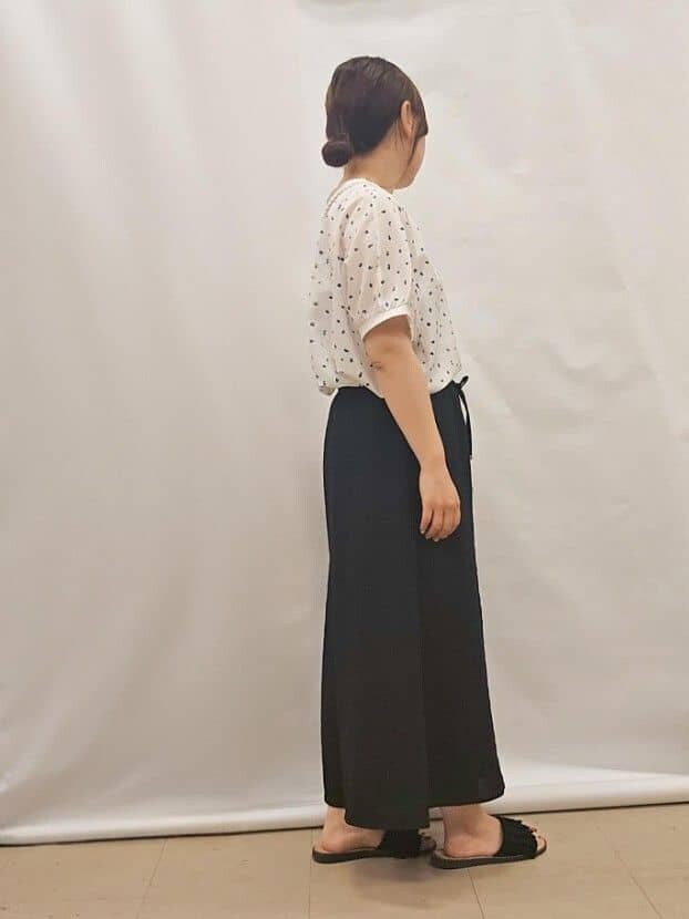 ホワイト系のシャツ/ブラウス、ブラック系のその他パンツ、ホワイト系のショルダーバッグを着用したレディースの夏コーディネートの2枚目の写真