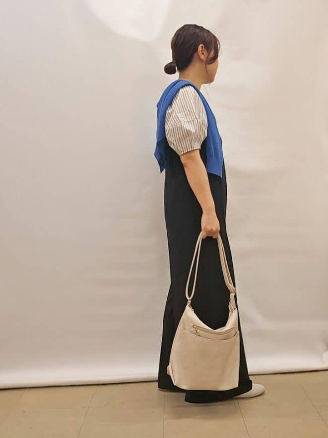 ブルー系のカーディガン/ボレロ、ホワイト系のシャツ/ブラウス、ブラック系のサロペット/オーバーオールを着用したレディースの夏コーディネートの2枚目の写真