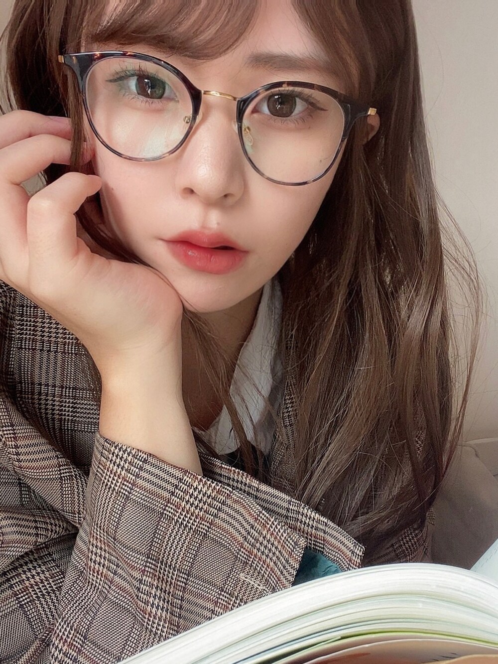 ブラウン系のメガネ、ブラウン系のウィッグを着用したレディースの秋コーディネートの2枚目の写真