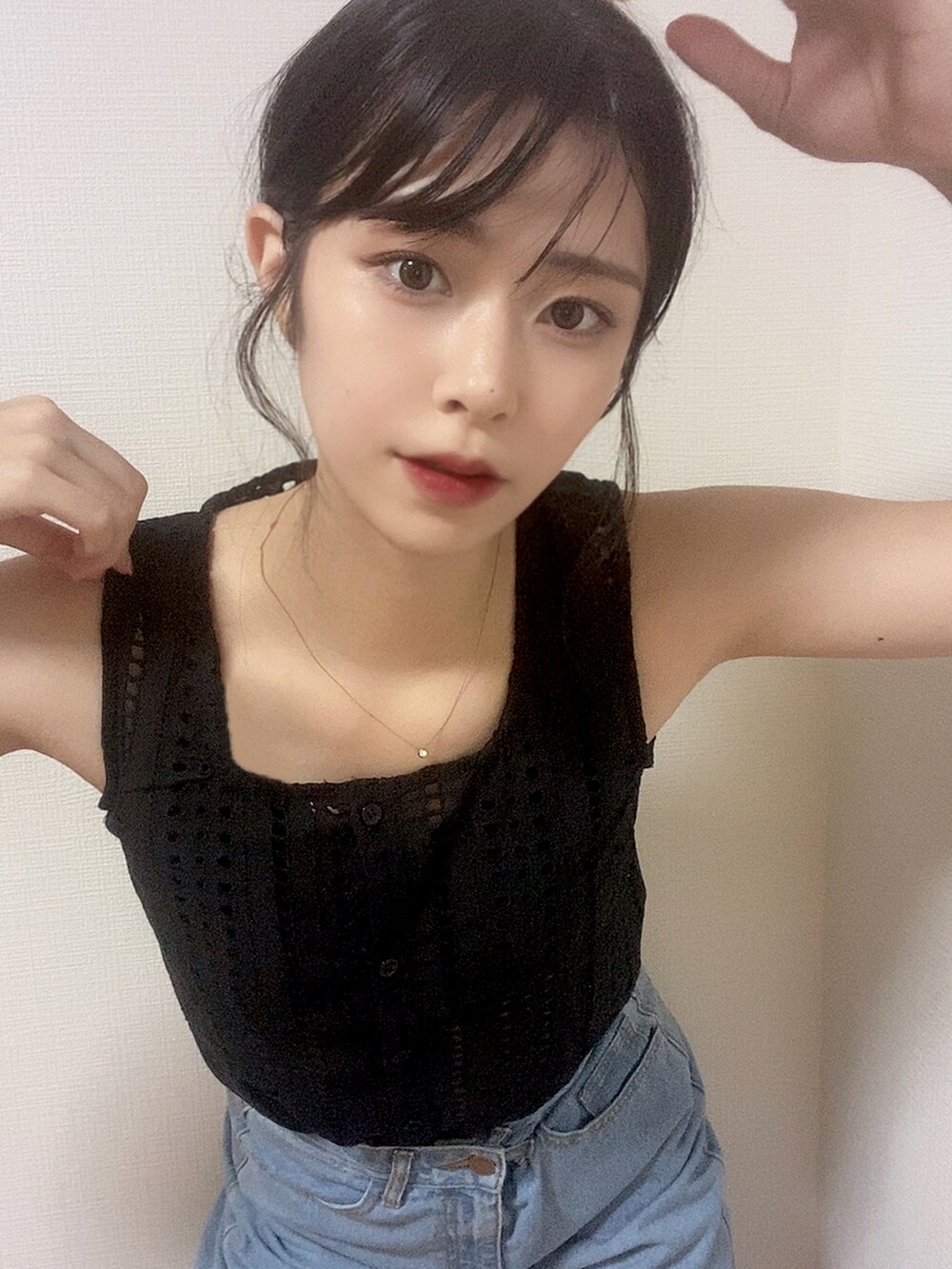 ブラック系のシャツ/ブラウスを着用したレディースの夏コーディネートの2枚目の写真