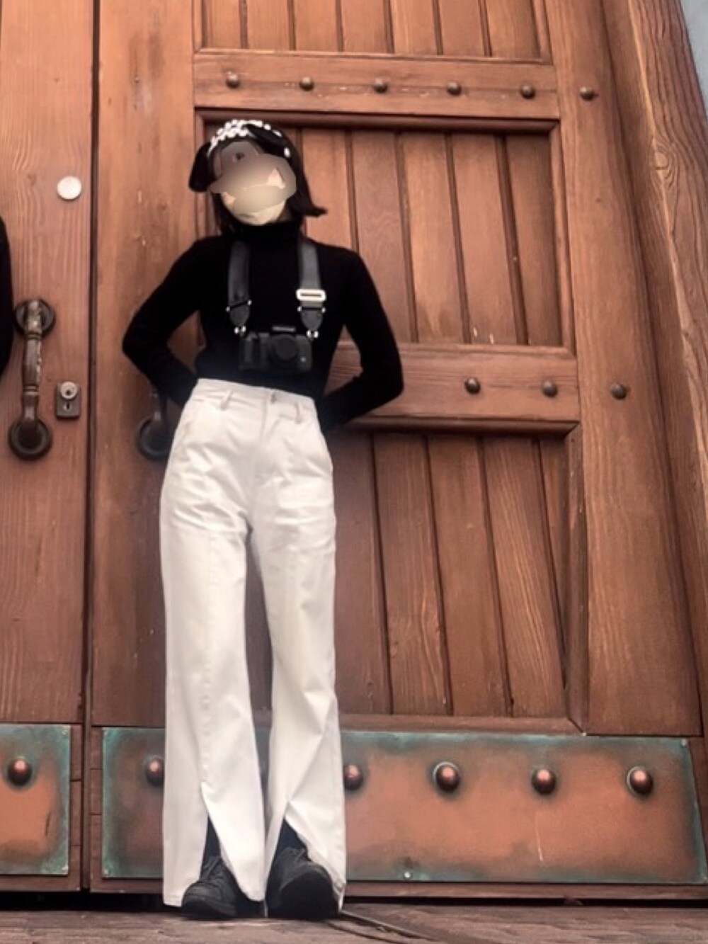 「ディズニーコーデ、101匹わんちゃん」｜「PAGEBOYのフロントスリットジーンズ (フレアデニム)（デニムパンツ、ホワイト系）」を使った、めんたいもちこさん（レディース・158cm）の春コーディネートの2枚目の写真