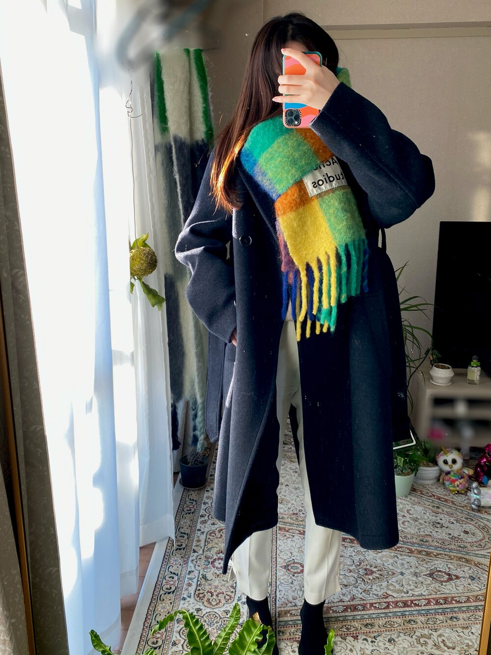 ベージュ系のニット/セーター、ホワイト系のパンツ、ブラック系のジャケット/アウターを着用したレディースの冬コーディネートの2枚目の写真