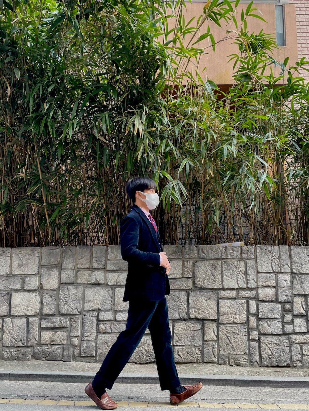 ブルー系のスーツジャケット、その他のスーツベスト、その他のネクタイを着用したメンズの冬コーディネートの4枚目の写真