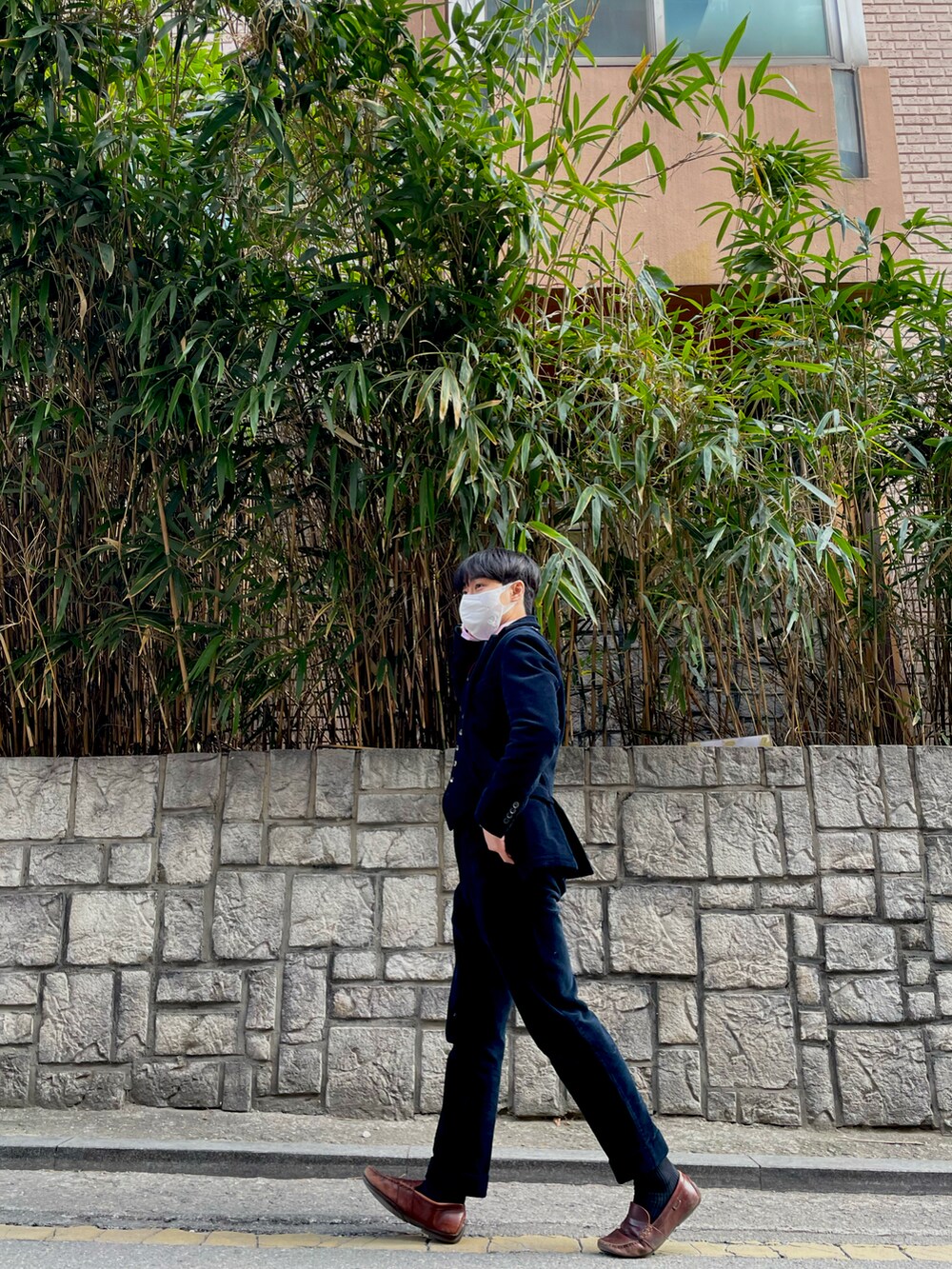 ブルー系のスーツジャケット、その他のスーツベスト、その他のネクタイを着用したメンズの冬コーディネートの3枚目の写真