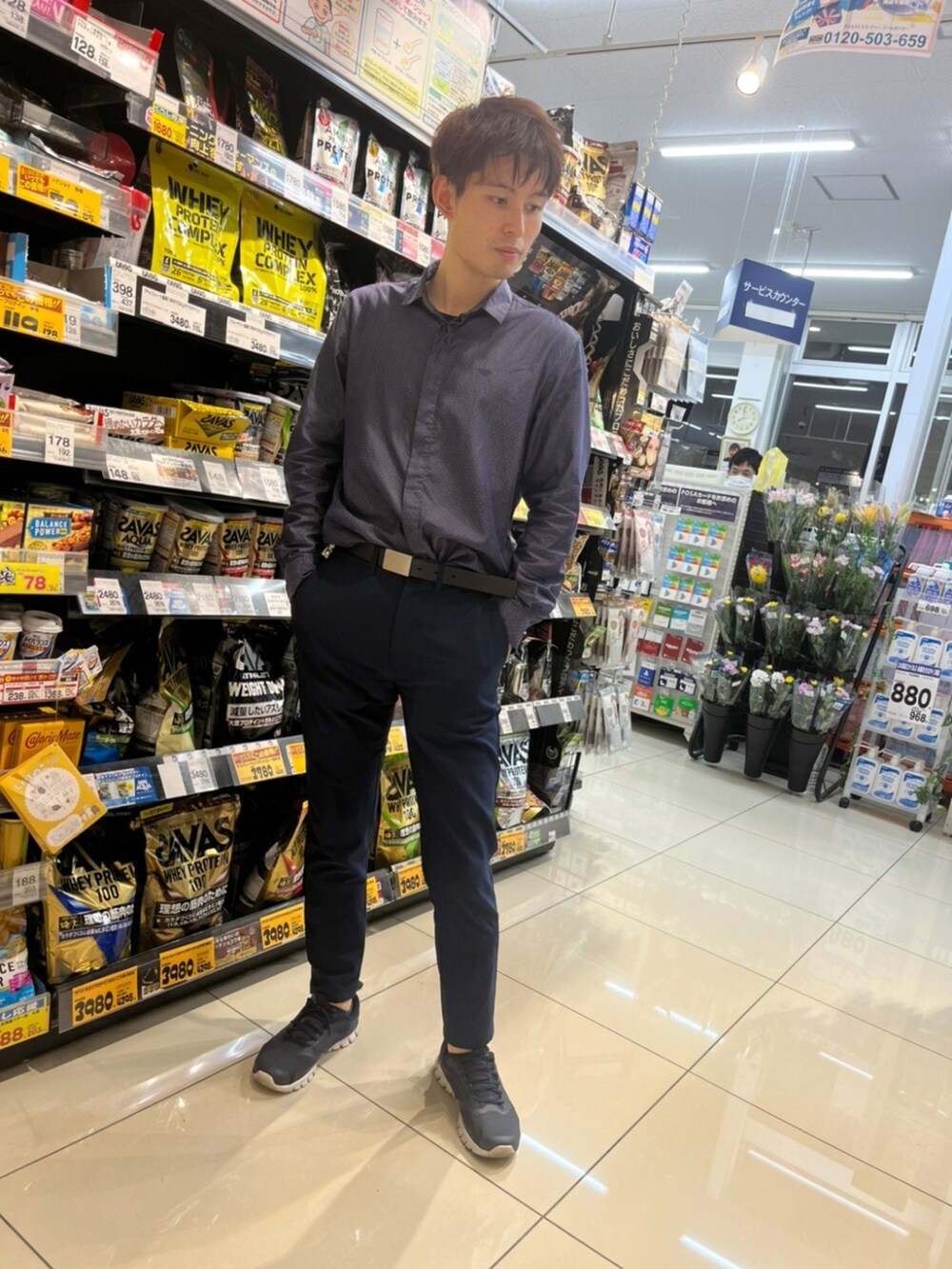 パープル系のシャツ/ブラウス、ブルー系のその他パンツ、ブルー系のスニーカーを着用したメンズの秋コーディネートの2枚目の写真