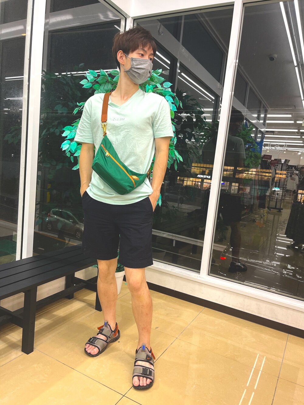 グレー系のサンダル、ブラック系のその他パンツ、グリーン系のショルダーバッグを着用したメンズの夏コーディネートの2枚目の写真