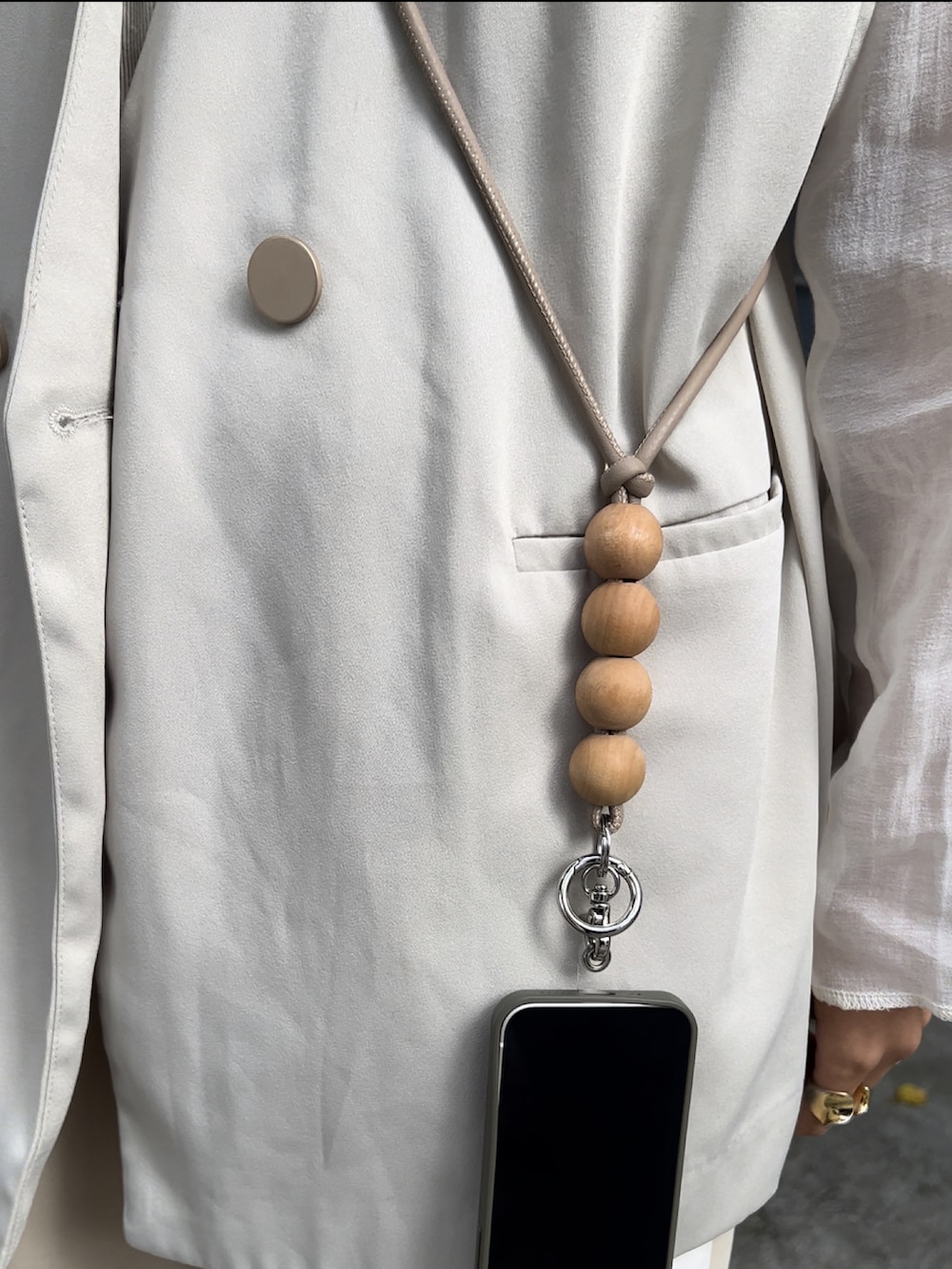 ホワイト系のベスト、ベージュ系のその他パンツ、ブラック系のブーツを着用したレディースの秋コーディネートの3枚目の写真