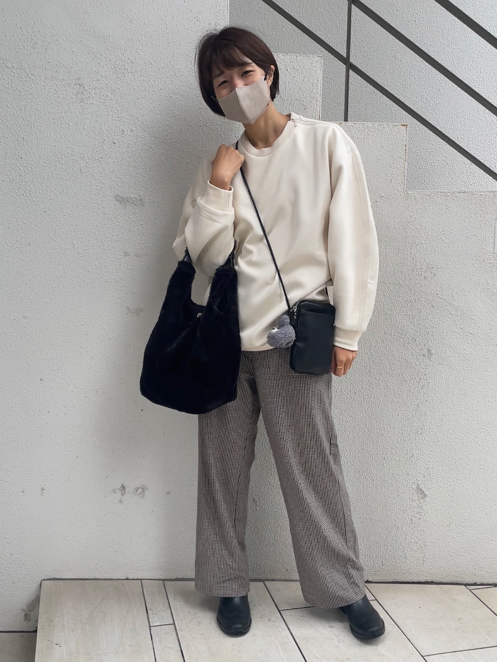 「秋ルック紹介するよ、チェック、チェックパンツ、トートバッグ、UNIQLO、スウェット、スマホショルダー、オトナカジュアル、秋コーデ、シンプルスタイル、パンツスタイル、レインブーツ、ショートブーツ、ユニクロ、ブランチブラザー」｜「Actuallyのコットニー ファーバッグ（トートバッグ、ブラック系）」を使った、ayaさん（骨格ウェーブ・レディース・159cm）の秋コーディネートの2枚目の写真