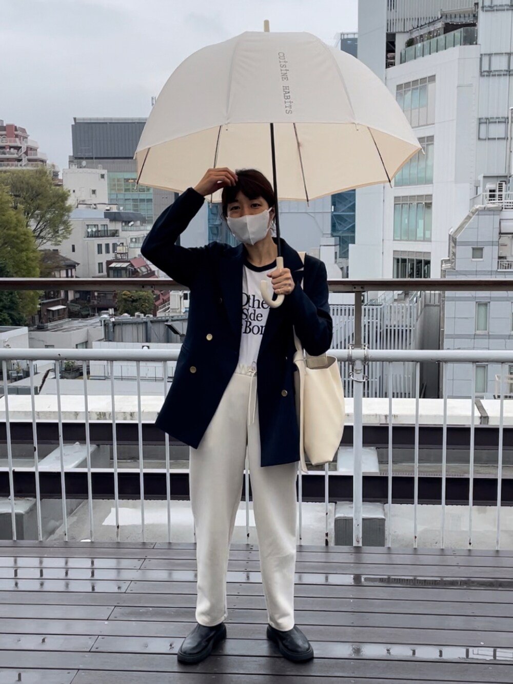 「雨の日コーデ、ブレザー、ジャケット、スウェット、スウェットパンツ、ブーツ、ショルダーバッグ、テーラードジャケット、GU、プタプラ、UNIQLO、カジュアルコーデ、ママコーデ、紺ブレ、春コーデ」｜「Actuallyのフェイクレザー ワイドベルト ショルダーバッグ（ショルダーバッグ、ホワイト系）」を使った、ayaさん（骨格ウェーブ・レディース・159cm）の春コーディネートの2枚目の写真